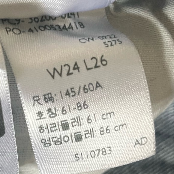 Woman’s Levi’s straight, mid rise, holy, Width:24 length:26 - Picture 5 of 5